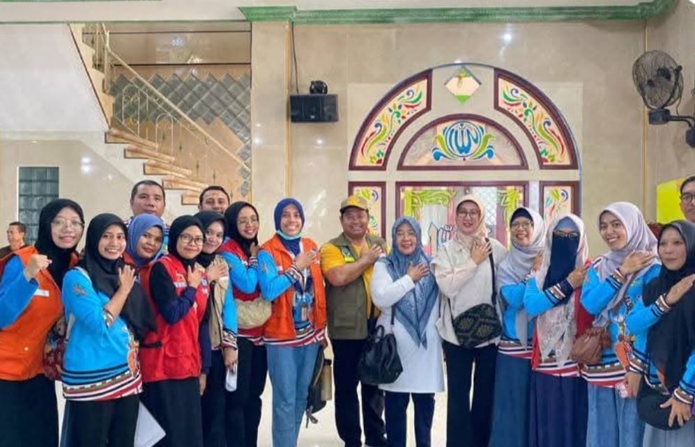 Direktur RSJ Mutiara Sukma  mendampingi Ketua Tim Penggerak PKK untuk meninjau lokasi bencana banjir